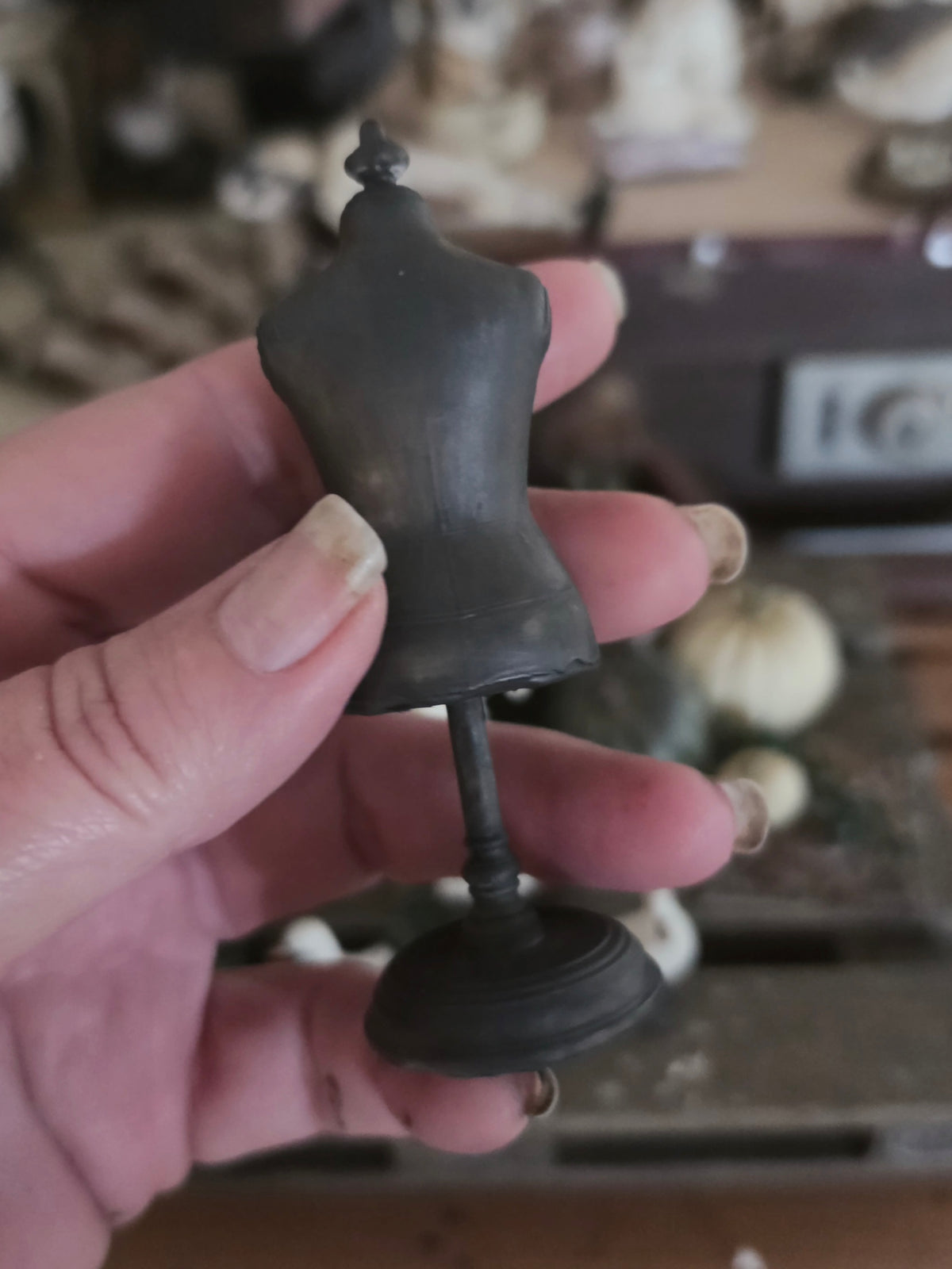 Miniatuur Kinderpaspop op Standaard | Vintage Child Dress Form | Brocante Mannequin | Handbeschilderd Resin Miniatuur