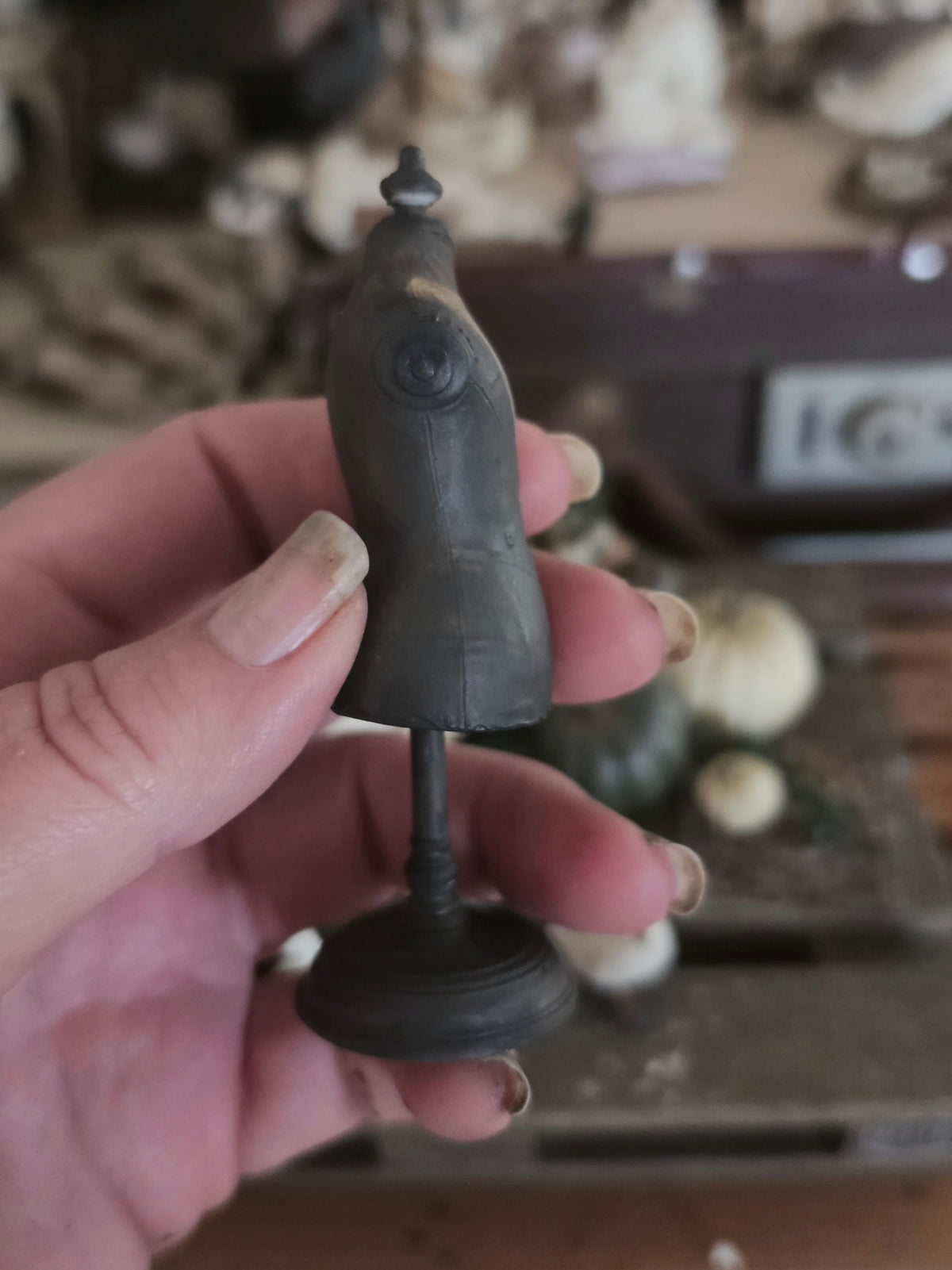 Miniatuur Kinderpaspop op Standaard | Vintage Child Dress Form | Brocante Mannequin | Handbeschilderd Resin Miniatuur