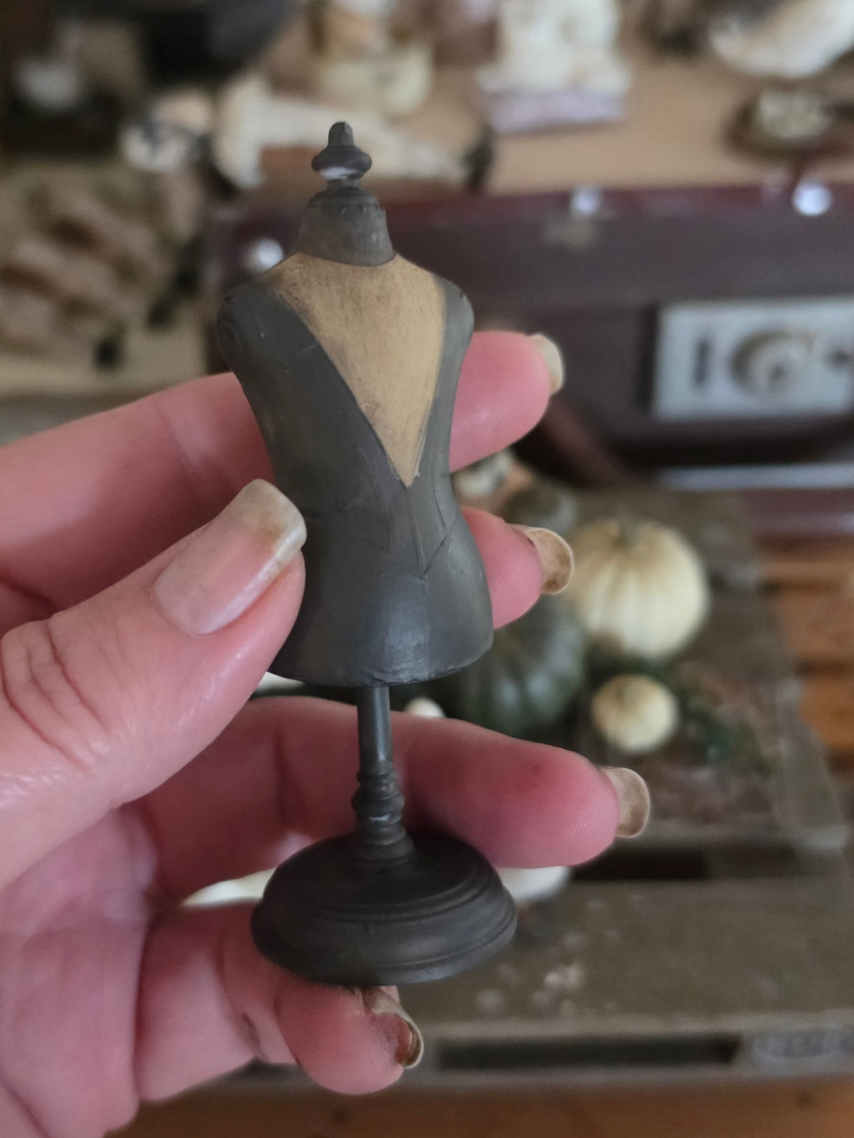 Miniatuur Kinderpaspop op Standaard | Vintage Child Dress Form | Brocante Mannequin | Handbeschilderd Resin Miniatuur