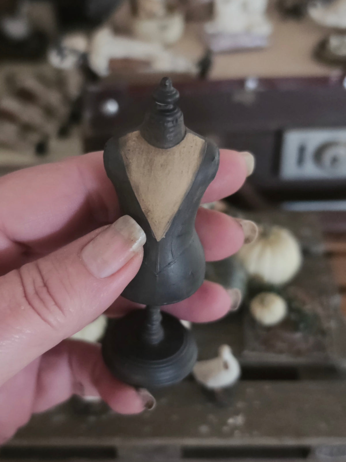 Miniatuur Kinderpaspop op Standaard | Vintage Child Dress Form | Brocante Mannequin | Handbeschilderd Resin Miniatuur