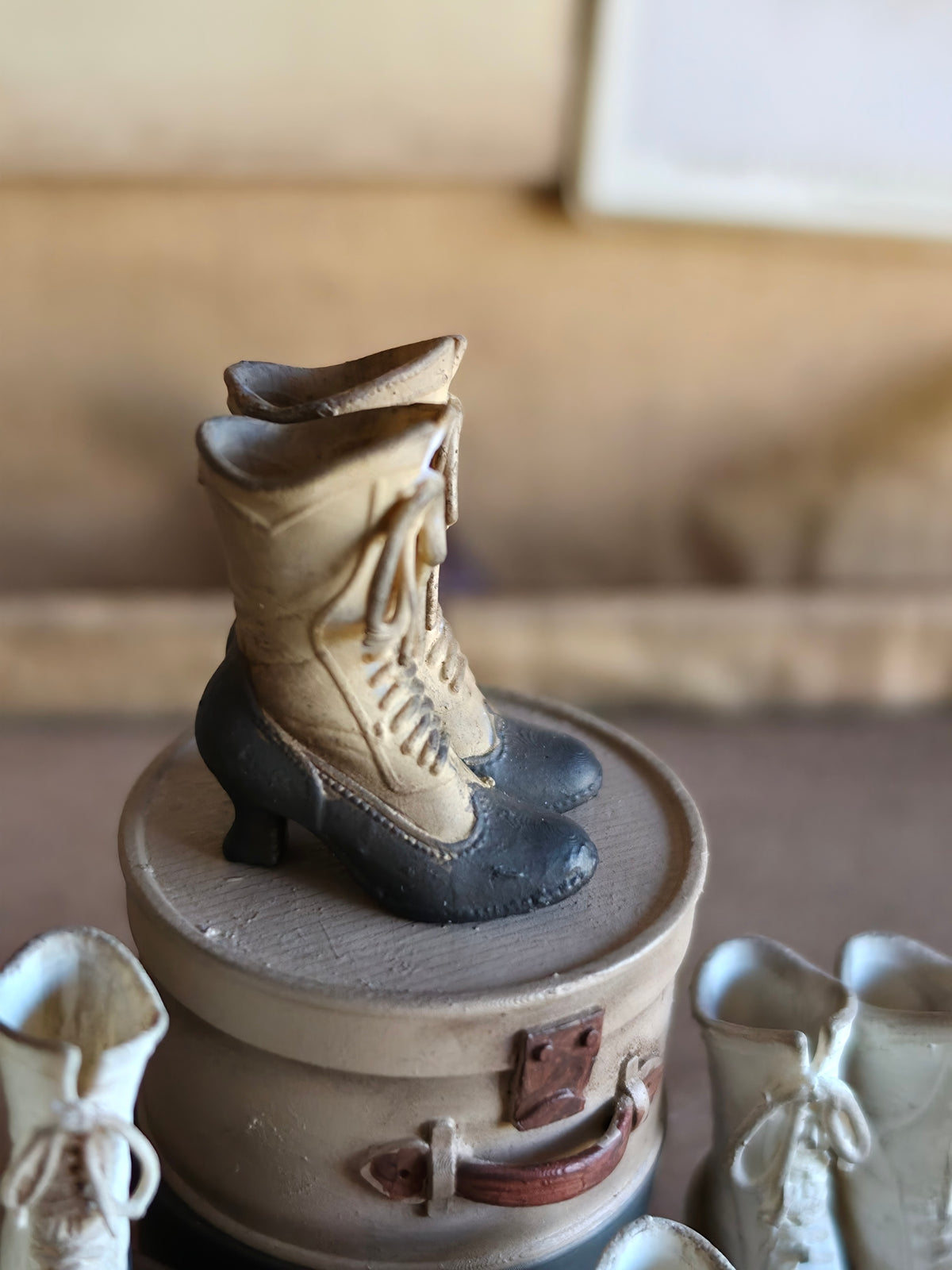 Miniatuur Victoriaanse Laarsjes  – Brocante Charme in Klein Formaat
