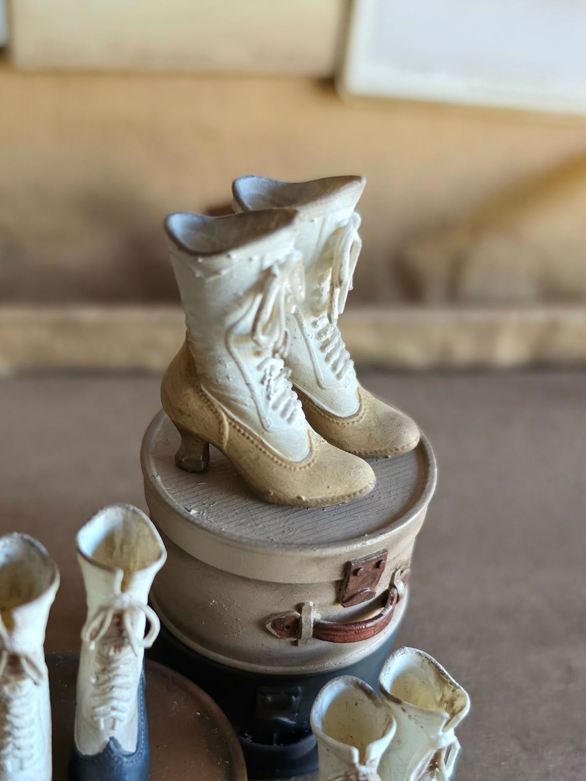 Miniatuur Victoriaanse Laarsjes  – Brocante Charme in Klein Formaat