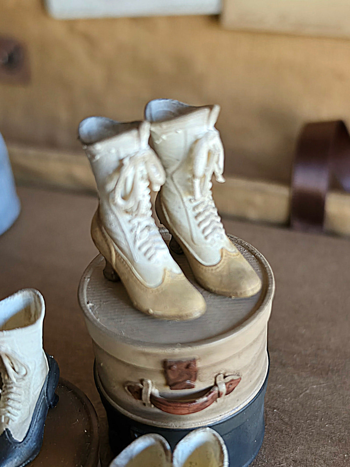 Miniatuur Victoriaanse Laarsjes  – Brocante Charme in Klein Formaat