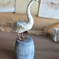 Miniatuur Witte Zwaan op Zinken Ton | Brocante Miniatuur | Handbeschilderd Resin Decor