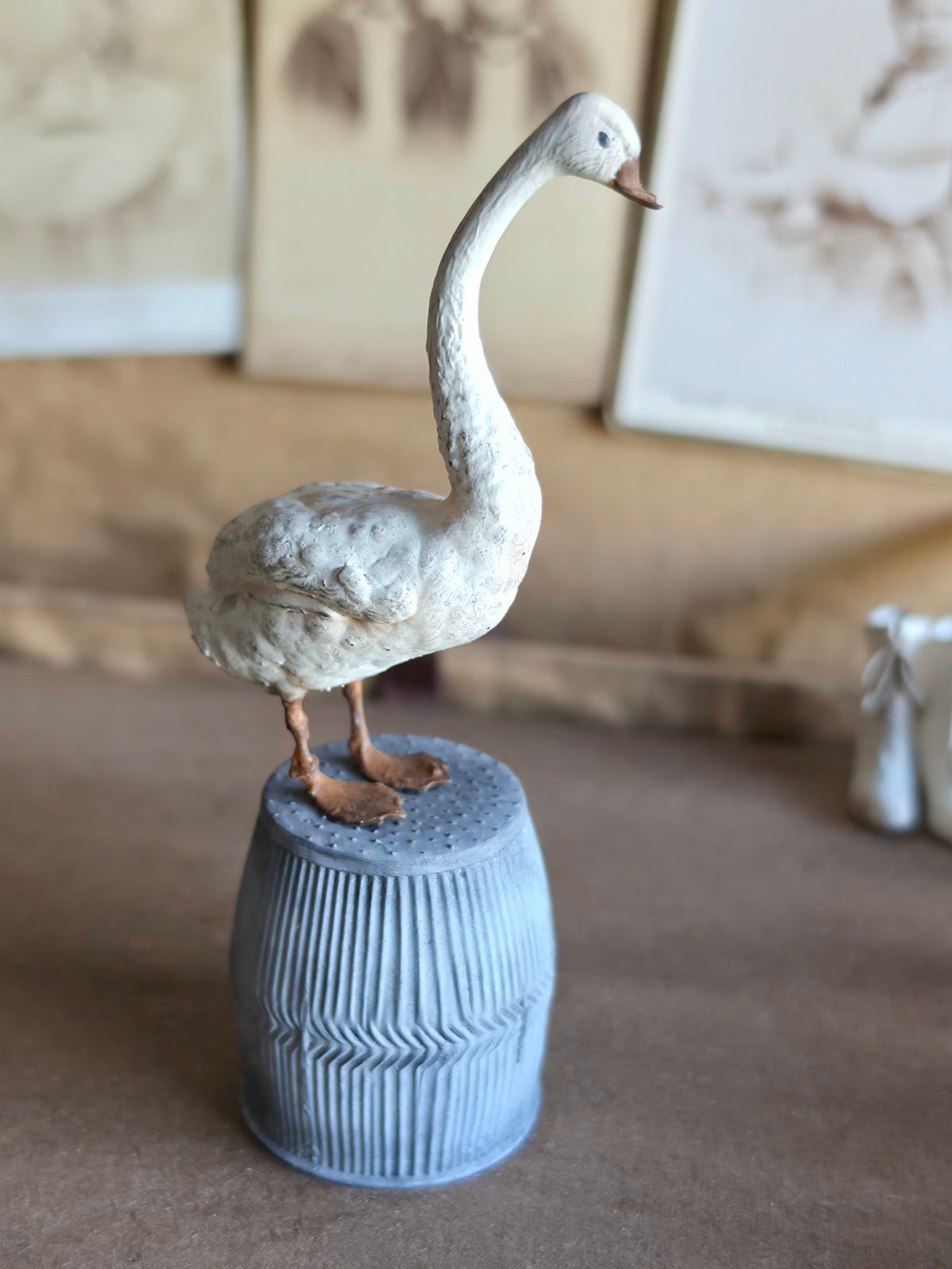 Miniatuur Witte Zwaan op Zinken Ton | Brocante Miniatuur | Handbeschilderd Resin Decor