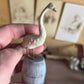 Miniatuur Witte Zwaan op Zinken Ton | Brocante Miniatuur | Handbeschilderd Resin Decor
