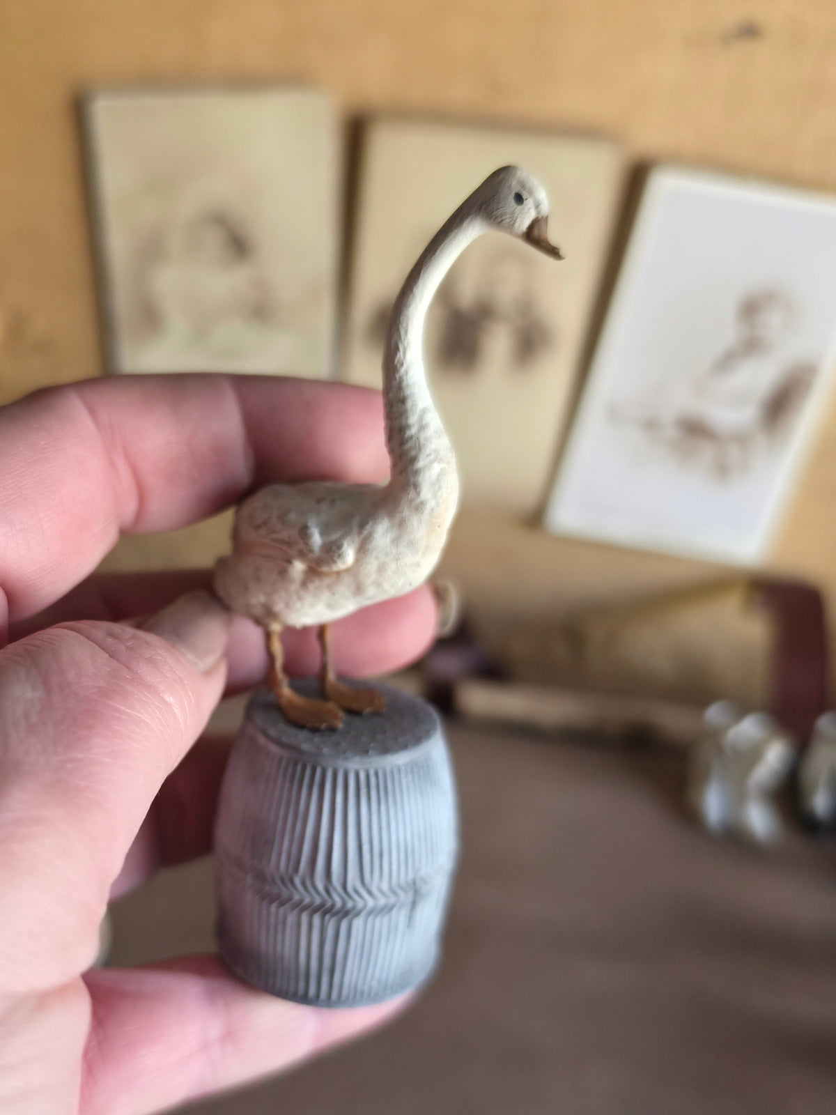 Miniatuur Witte Zwaan op Zinken Ton | Brocante Miniatuur | Handbeschilderd Resin Decor