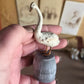 Miniatuur Witte Zwaan op Zinken Ton | Brocante Miniatuur | Handbeschilderd Resin Decor