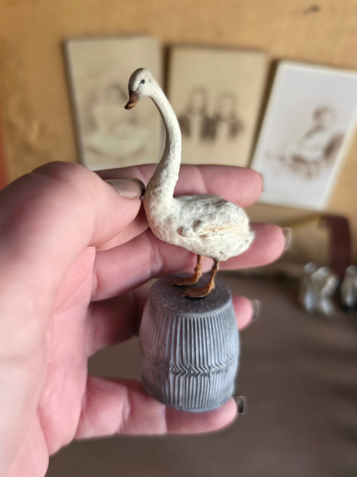 Miniatuur Witte Zwaan op Zinken Ton | Brocante Miniatuur | Handbeschilderd Resin Decor