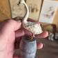 Miniatuur Witte Zwaan op Zinken Ton | Brocante Miniatuur | Handbeschilderd Resin Decor