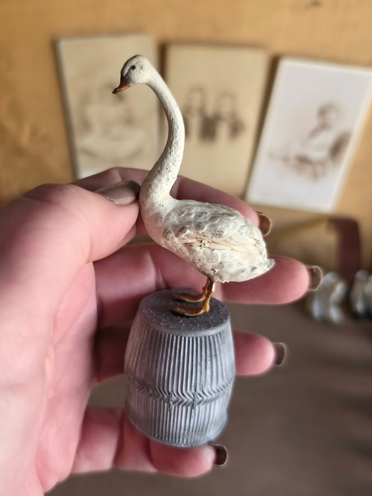 Miniatuur Witte Zwaan op Zinken Ton | Brocante Miniatuur | Handbeschilderd Resin Decor