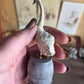 Miniatuur Witte Zwaan op Zinken Ton | Brocante Miniatuur | Handbeschilderd Resin Decor