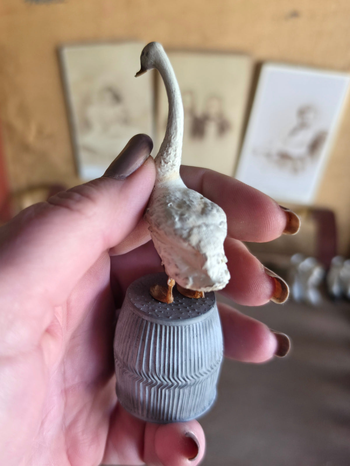 Miniatuur Witte Zwaan op Zinken Ton | Brocante Miniatuur | Handbeschilderd Resin Decor