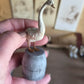 Miniatuur Witte Zwaan op Zinken Ton | Brocante Miniatuur | Handbeschilderd Resin Decor
