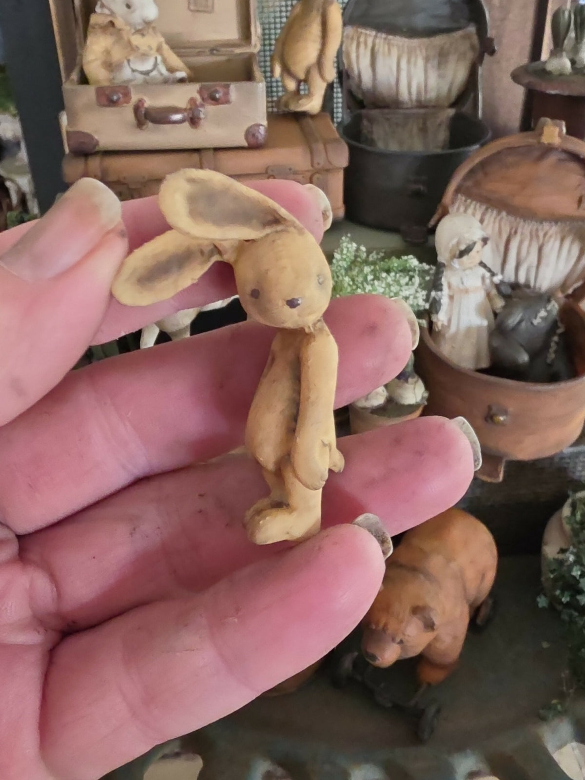 Miniatuur Vintage Konijntje | Antiek Speelgoed Konijn | Brocante Rabbit Miniature | Handbeschilderd Resin Verzamelobject