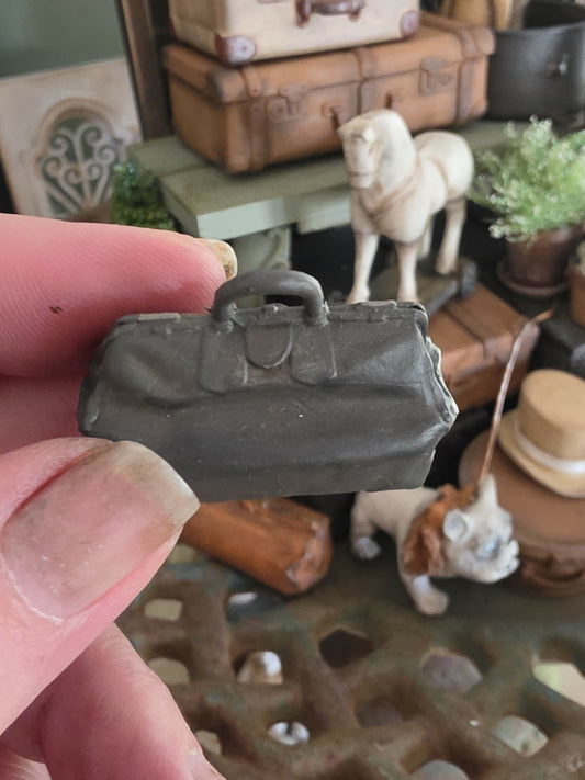 Kleine Miniatuur Dokterstas – Handbeschilderde Vintage Tas – Brocante Poppenhuis Decoratie