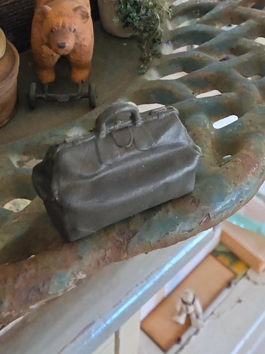 Kleine Miniatuur Dokterstas – Handbeschilderde Vintage Tas – Brocante Poppenhuis Decoratie