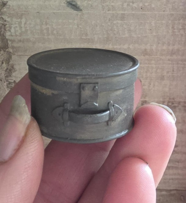Kleine ronde donker bruine koffer, schaal 1 12, poppenhuis, diorama
