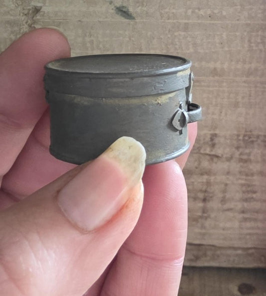 Kleine ronde donker bruine koffer, schaal 1 12, poppenhuis, diorama