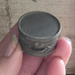 Kleine ronde donker bruine koffer, schaal 1 12, poppenhuis, diorama