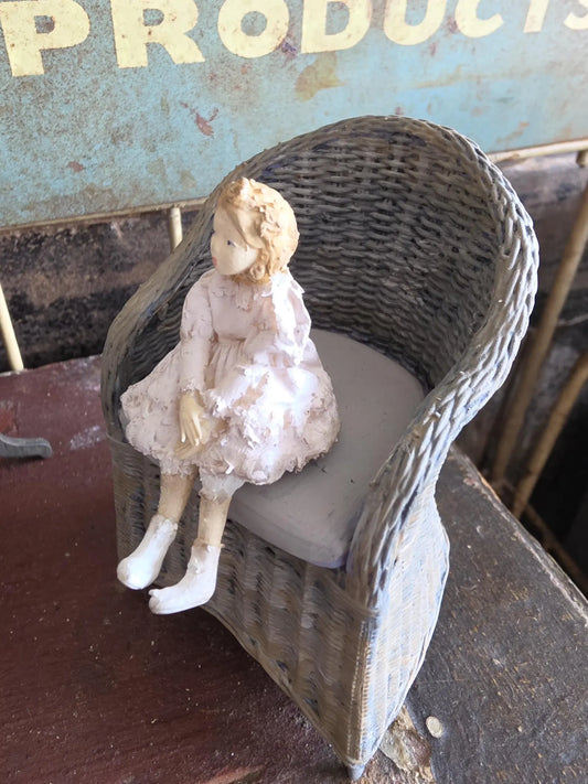 Zittend brocant popje, schaal 1 12, poppenhuis, diorama