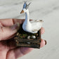 Miniatuur Witte Gans met Kroontje in Houten Krat – 1:12 – Pasen & Lente – Handbeschilderd Poppenhuis Diorama
