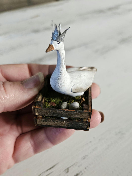 Miniatuur Witte Gans met Kroontje in Houten Krat – 1:12 – Pasen & Lente – Handbeschilderd Poppenhuis Diorama