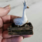 Miniatuur Witte Gans met Kroontje in Houten Krat – 1:12 – Pasen & Lente – Handbeschilderd Poppenhuis Diorama