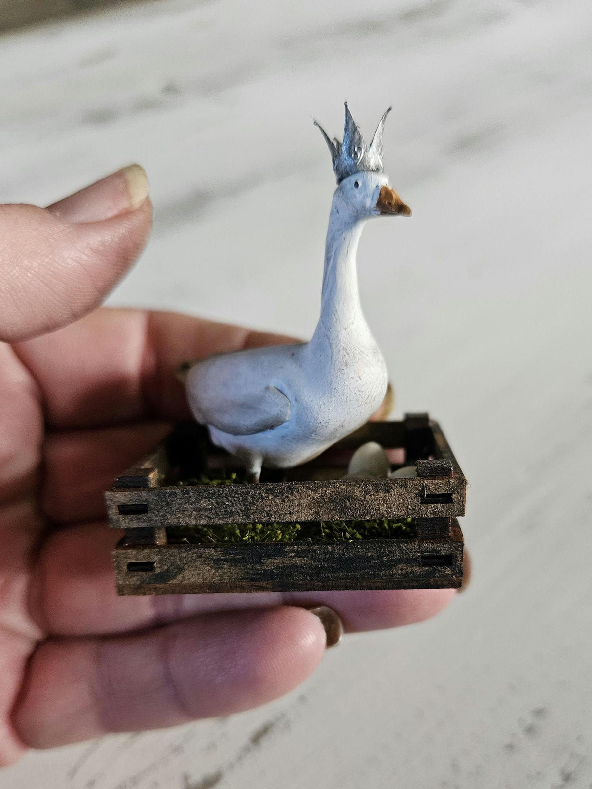 Miniatuur Witte Gans met Kroontje in Houten Krat – 1:12 – Pasen & Lente – Handbeschilderd Poppenhuis Diorama