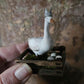 Miniatuur Witte Gans met Kroontje in Houten Krat – 1:12 – Pasen & Lente – Handbeschilderd Poppenhuis Diorama