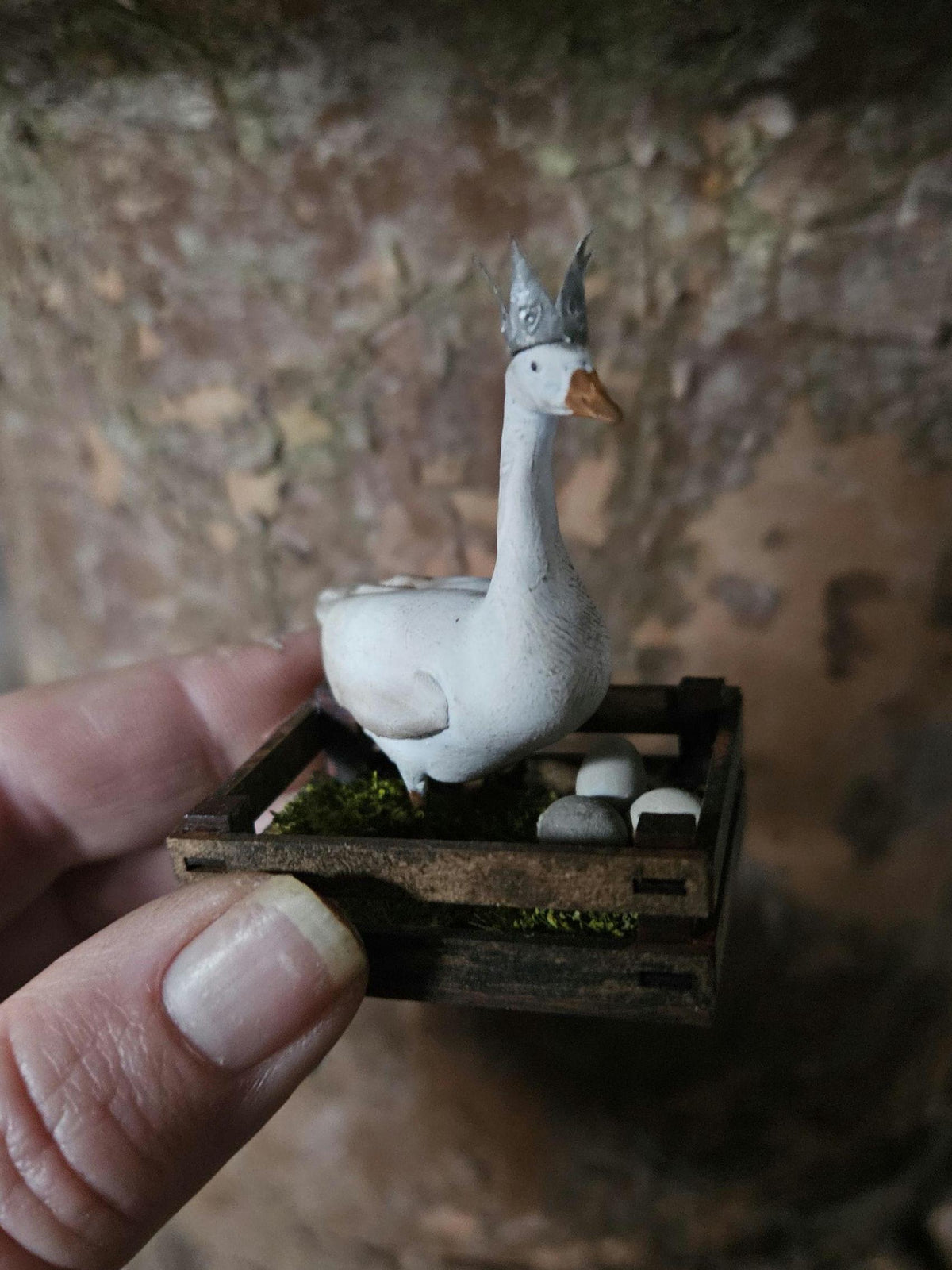 Miniatuur Witte Gans met Kroontje in Houten Krat – 1:12 – Pasen & Lente – Handbeschilderd Poppenhuis Diorama
