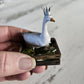 Miniatuur Witte Gans met Kroontje in Houten Krat – 1:12 – Pasen & Lente – Handbeschilderd Poppenhuis Diorama