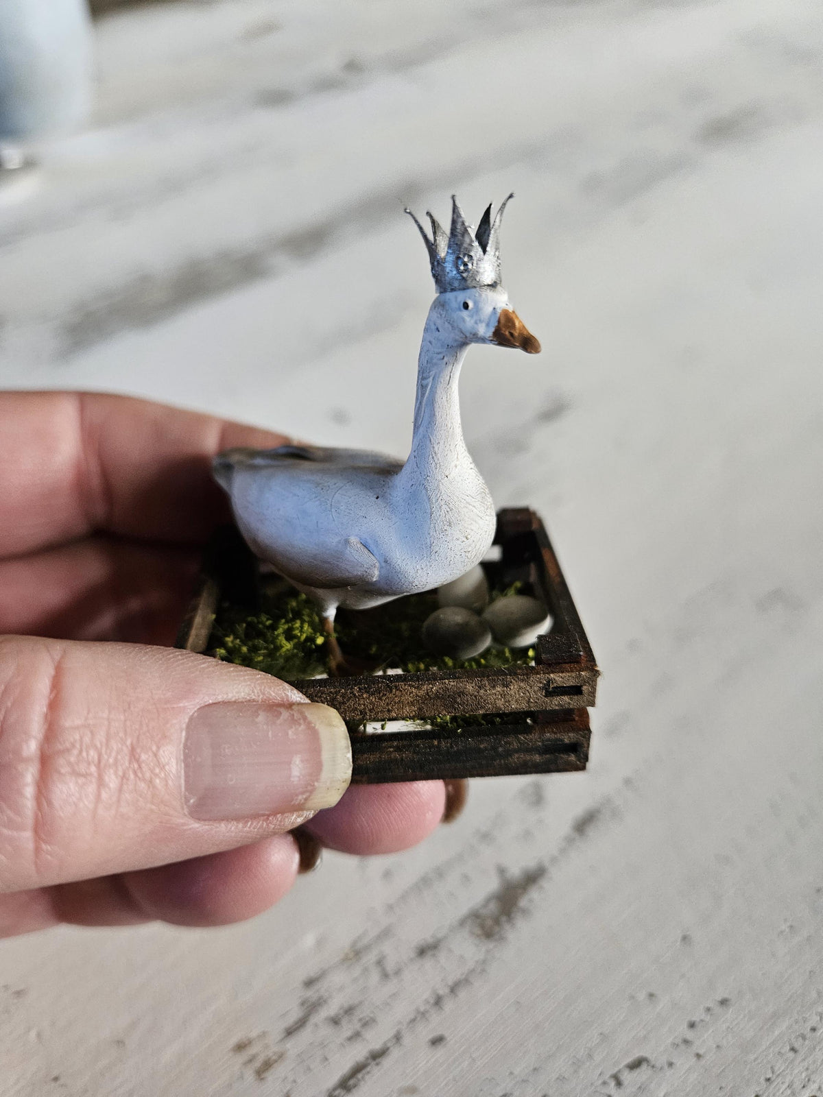 Miniatuur Witte Gans met Kroontje in Houten Krat – 1:12 – Pasen & Lente – Handbeschilderd Poppenhuis Diorama