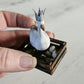 Miniatuur Witte Gans met Kroontje in Houten Krat – 1:12 – Pasen & Lente – Handbeschilderd Poppenhuis Diorama