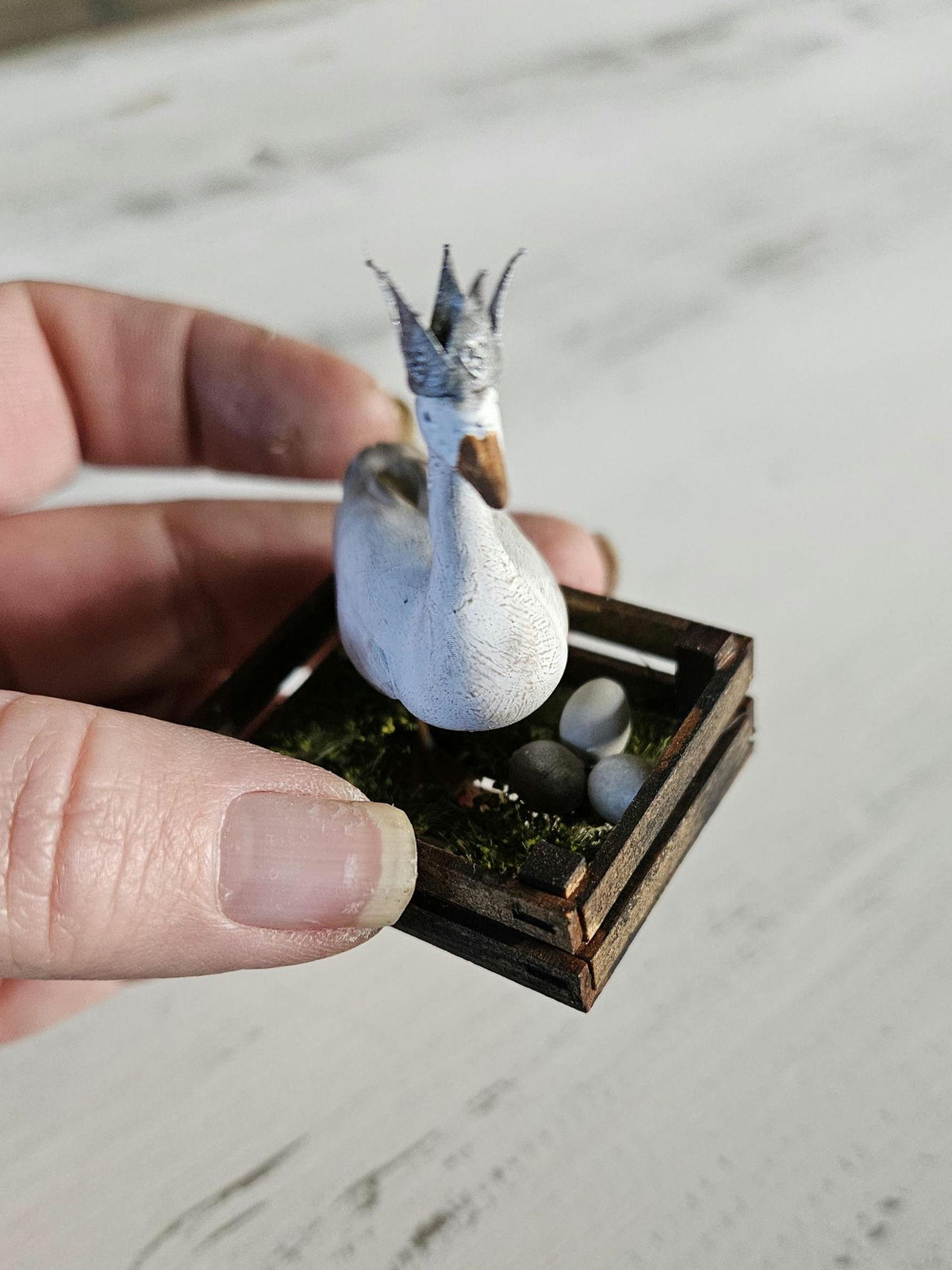 Miniatuur Witte Gans met Kroontje in Houten Krat – 1:12 – Pasen & Lente – Handbeschilderd Poppenhuis Diorama