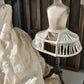 Handbeschilderde Miniatuur paspop met crinoline Schaal 1:12  Unieke Franse Atelier Decoratie, poppenhuis, diorama