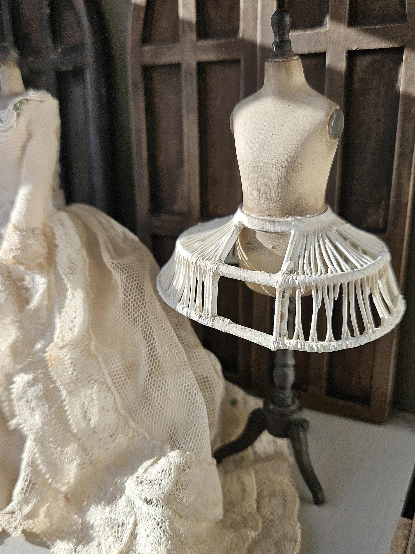Handbeschilderde Miniatuur paspop met crinoline Schaal 1:12  Unieke Franse Atelier Decoratie, poppenhuis, diorama