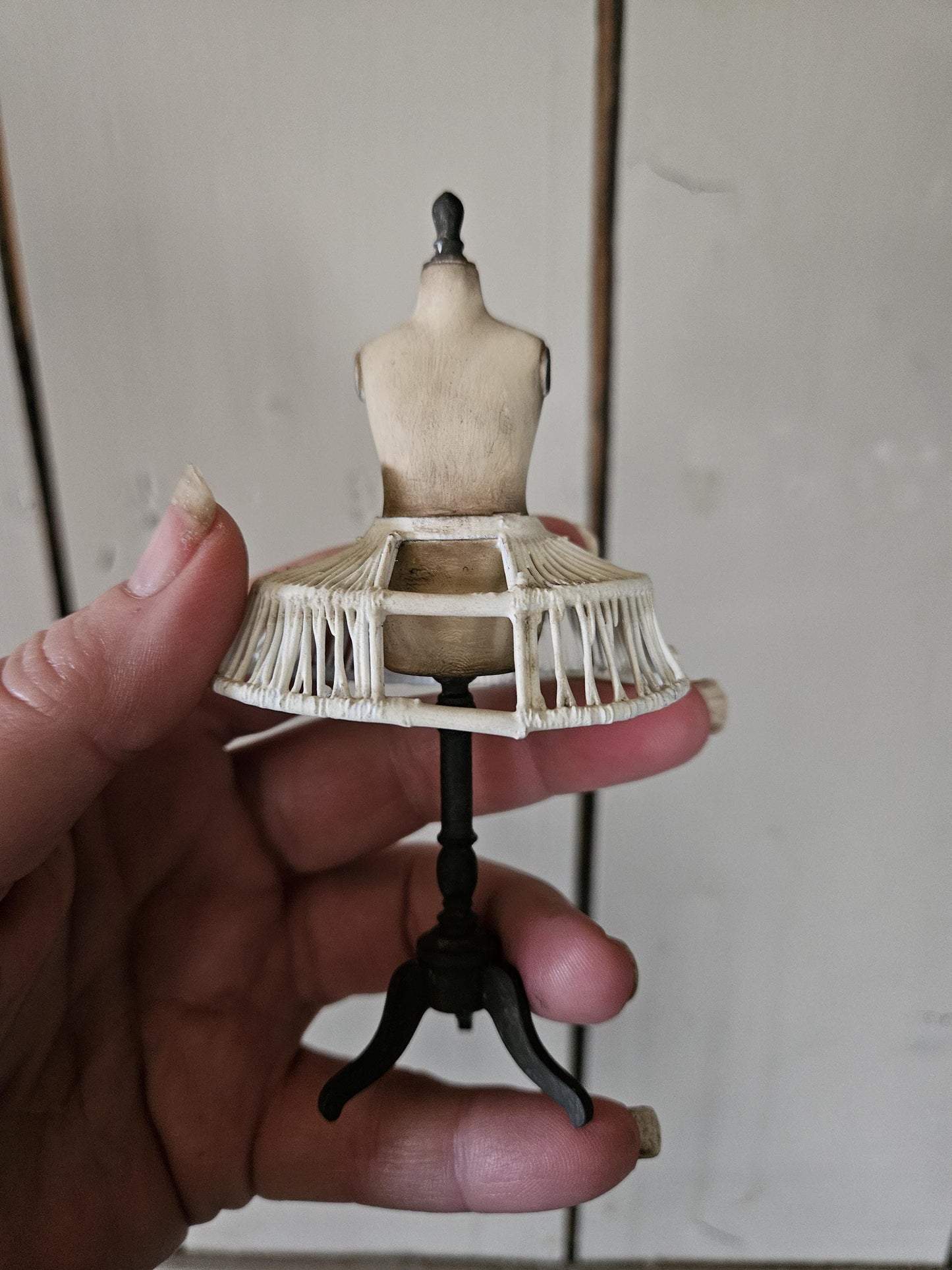 Handbeschilderde Miniatuur paspop met crinoline Schaal 1:12  Unieke Franse Atelier Decoratie, poppenhuis, diorama