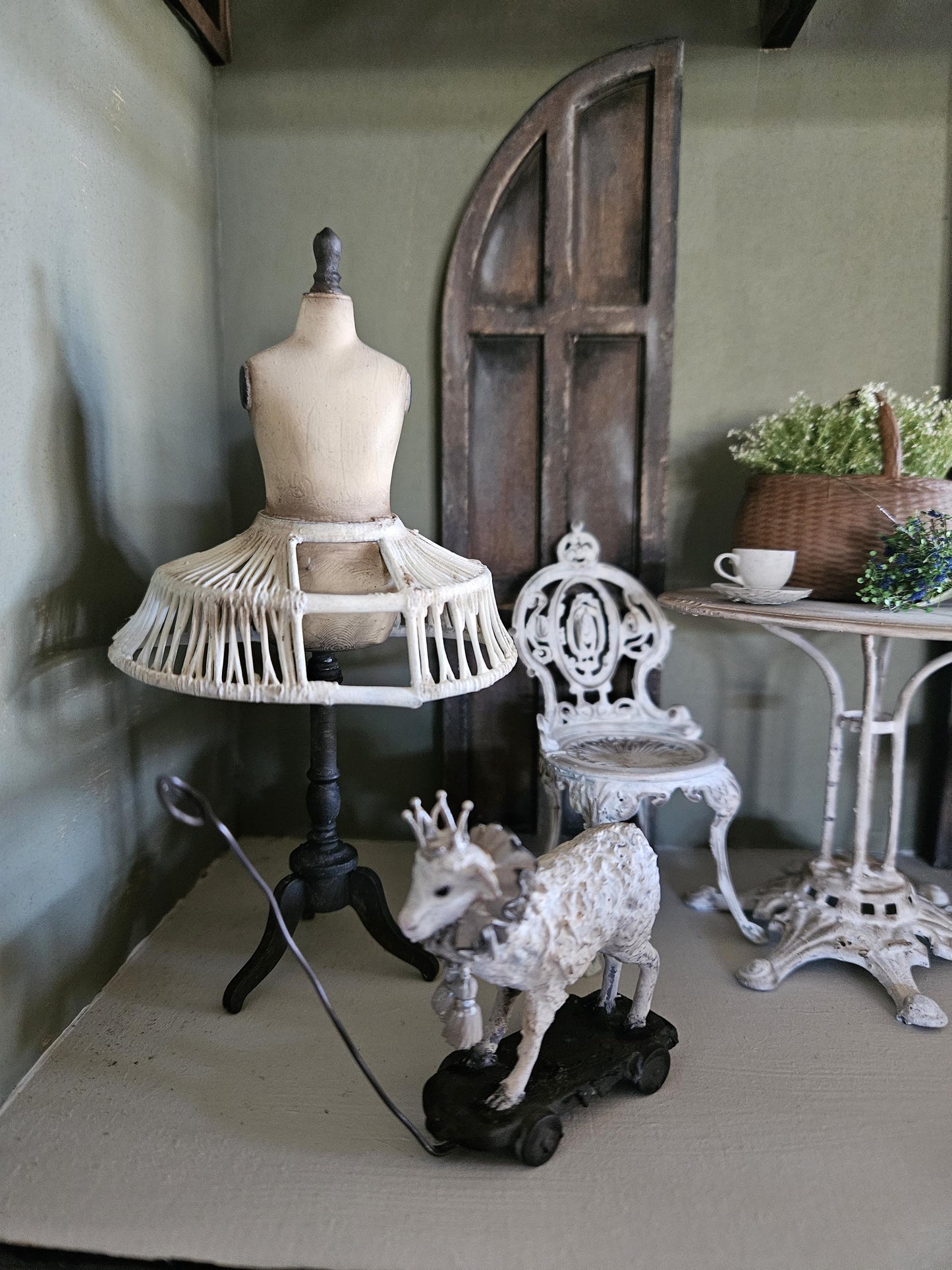 Handbeschilderde Miniatuur paspop met crinoline Schaal 1:12  Unieke Franse Atelier Decoratie, poppenhuis, diorama