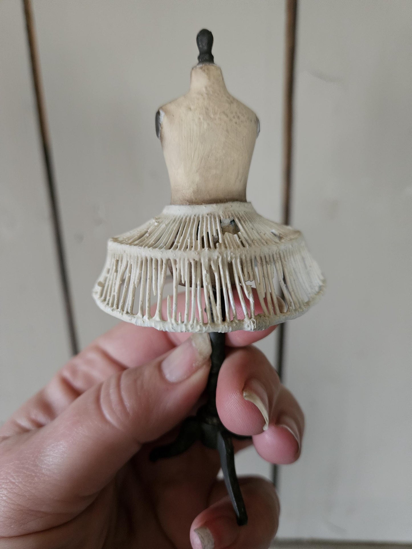 Handbeschilderde Miniatuur paspop met crinoline Schaal 1:12  Unieke Franse Atelier Decoratie, poppenhuis, diorama