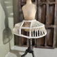 Handbeschilderde Miniatuur paspop met crinoline Schaal 1:12  Unieke Franse Atelier Decoratie, poppenhuis, diorama