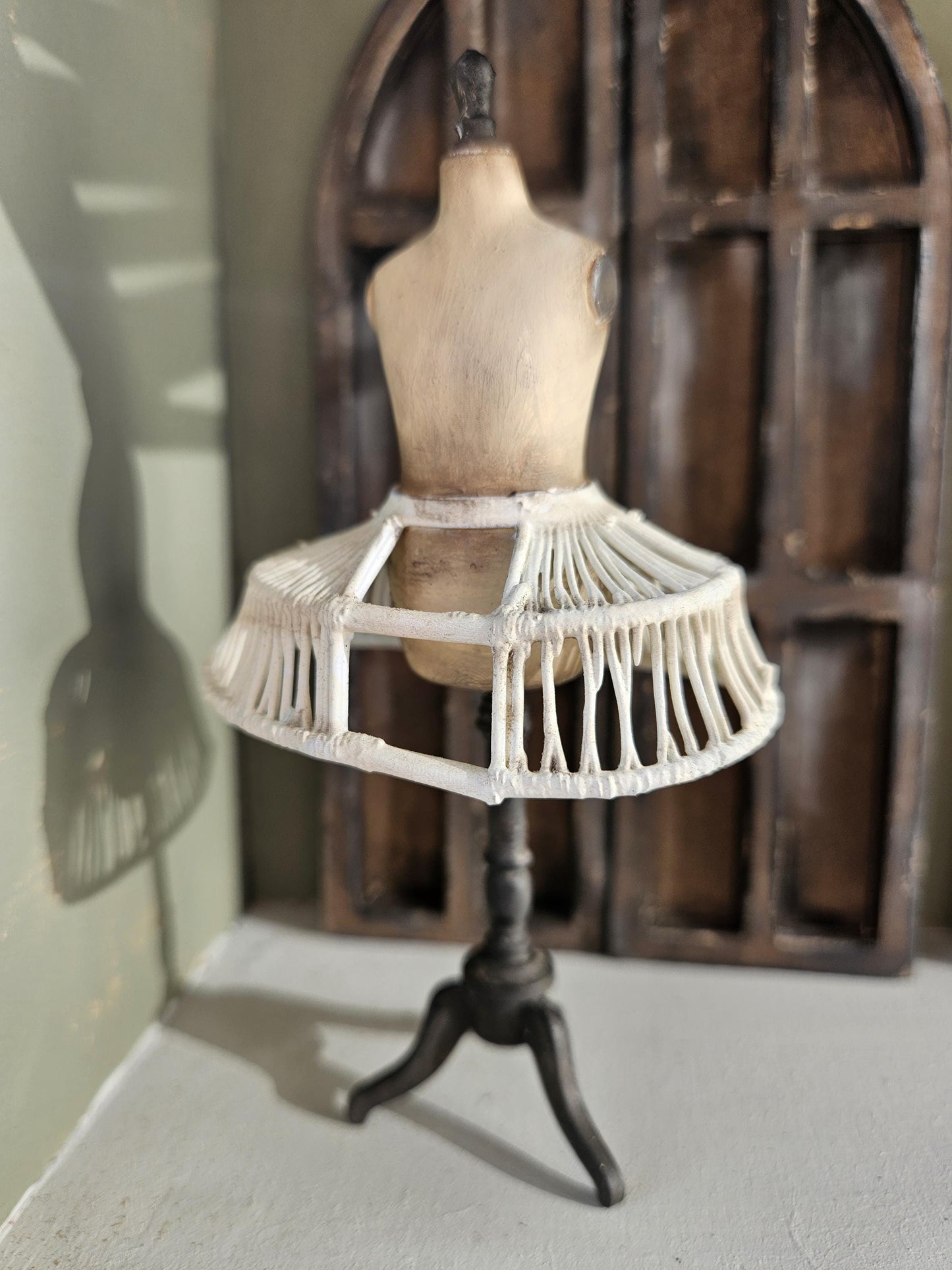 Handbeschilderde Miniatuur paspop met crinoline Schaal 1:12  Unieke Franse Atelier Decoratie, poppenhuis, diorama