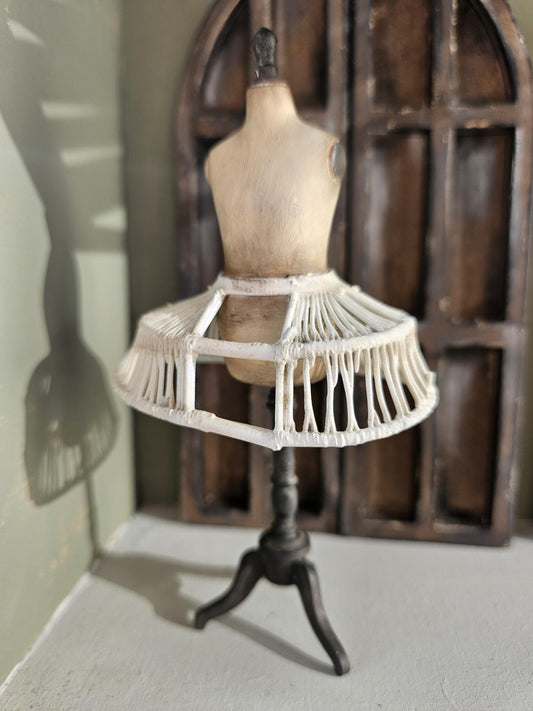 Handbeschilderde Miniatuur paspop met crinoline Schaal 1:12  Unieke Franse Atelier Decoratie, poppenhuis, diorama