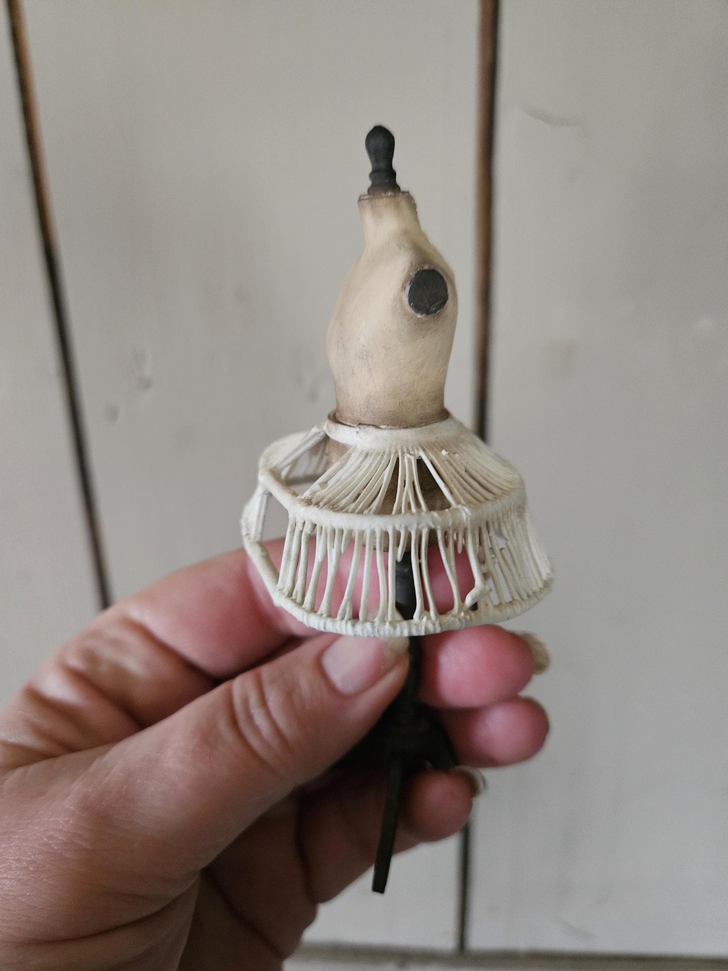 Handbeschilderde Miniatuur paspop met crinoline Schaal 1:12  Unieke Franse Atelier Decoratie, poppenhuis, diorama