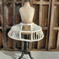 Handbeschilderde Miniatuur paspop met crinoline Schaal 1:12  Unieke Franse Atelier Decoratie, poppenhuis, diorama