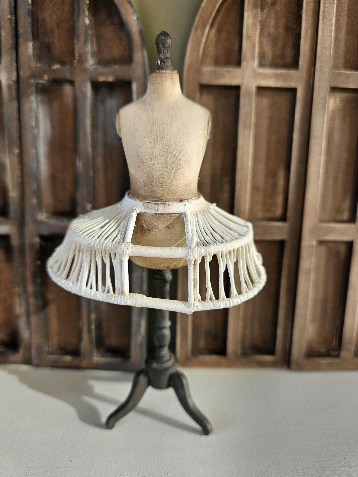 Handbeschilderde Miniatuur paspop met crinoline Schaal 1:12  Unieke Franse Atelier Decoratie, poppenhuis, diorama