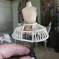 Handbeschilderde Miniatuur paspop met crinoline Schaal 1:12  Unieke Franse Atelier Decoratie, poppenhuis, diorama