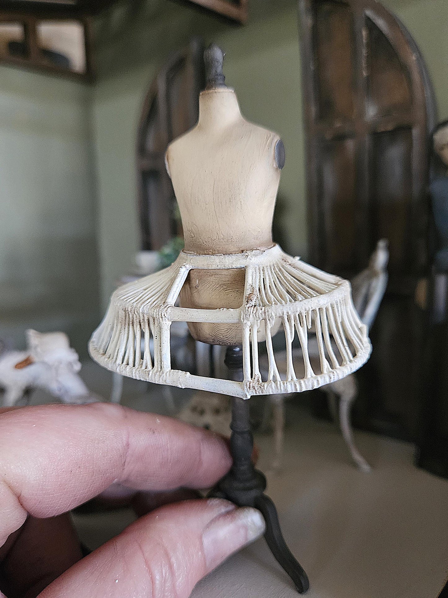 Handbeschilderde Miniatuur paspop met crinoline Schaal 1:12  Unieke Franse Atelier Decoratie, poppenhuis, diorama
