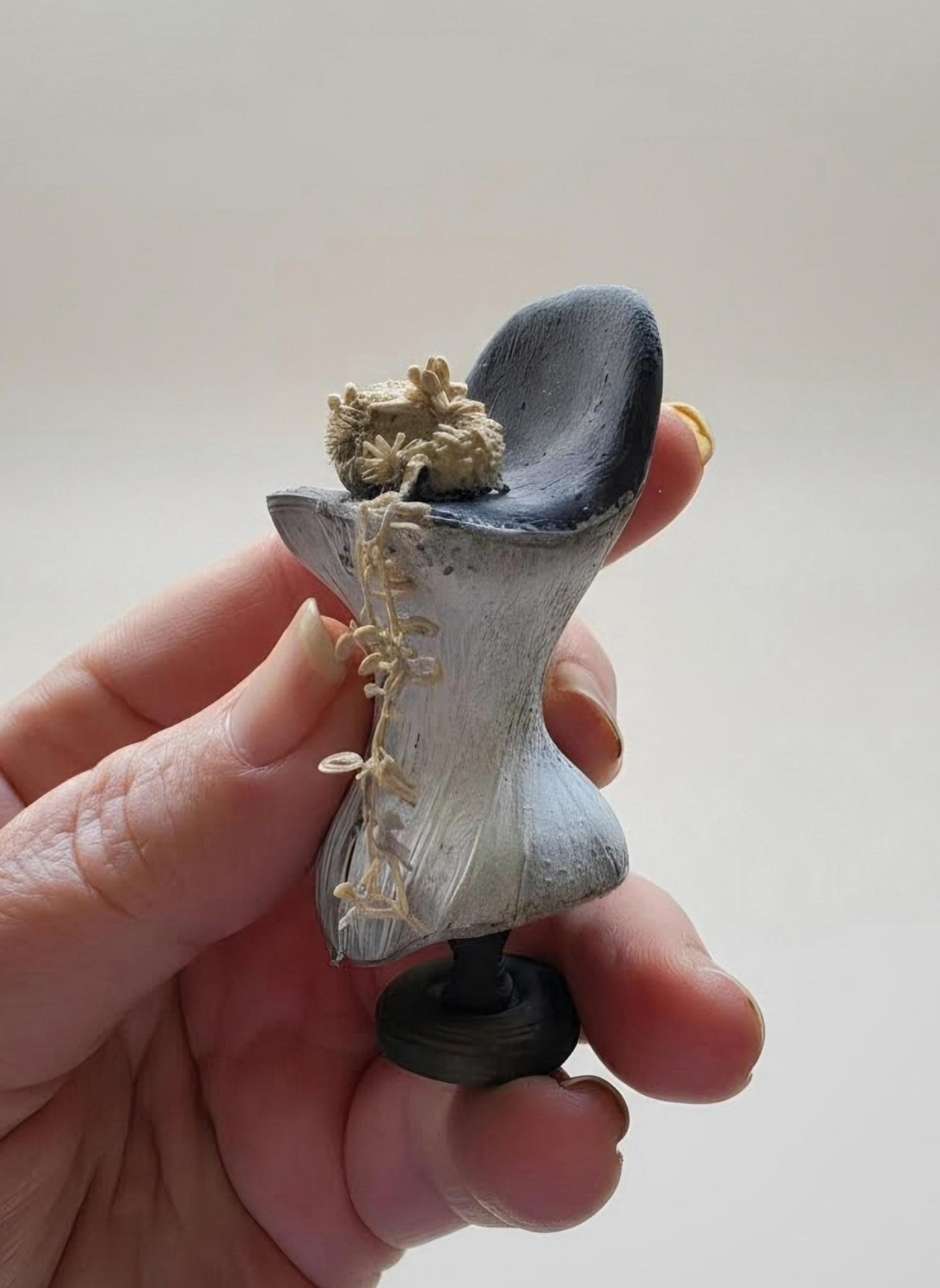 Oude buste met corset en boeket, schaal 1 12, poppenhuis, diorama
