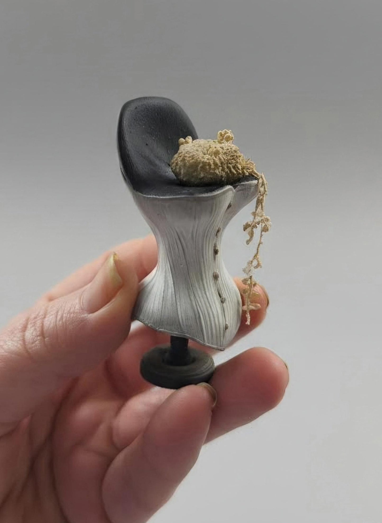 Oude buste met corset en boeket, schaal 1 12, poppenhuis, diorama